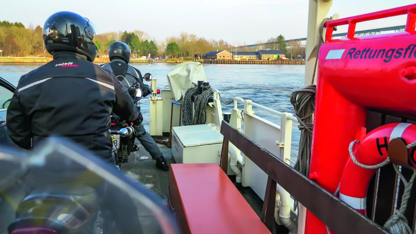 Motorräder an Bord einer Fähre über den Nord-Ostsee-Kanal Motorräder an Bord einer Fähre über den Nord-Ostsee-Kanal