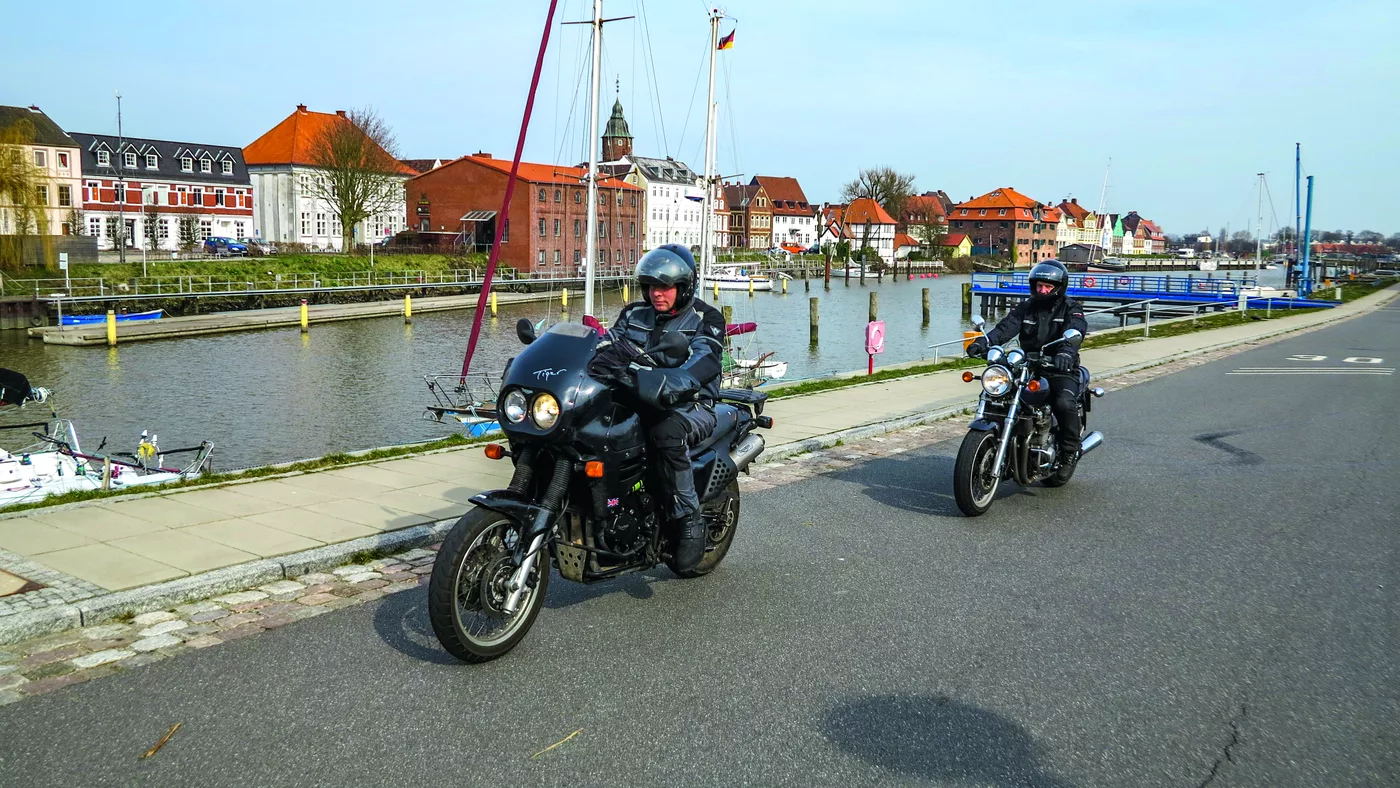 Motorräder auf der Uferstraße eines Hafenortes Motorräder auf der Uferstraße eines Hafenortes